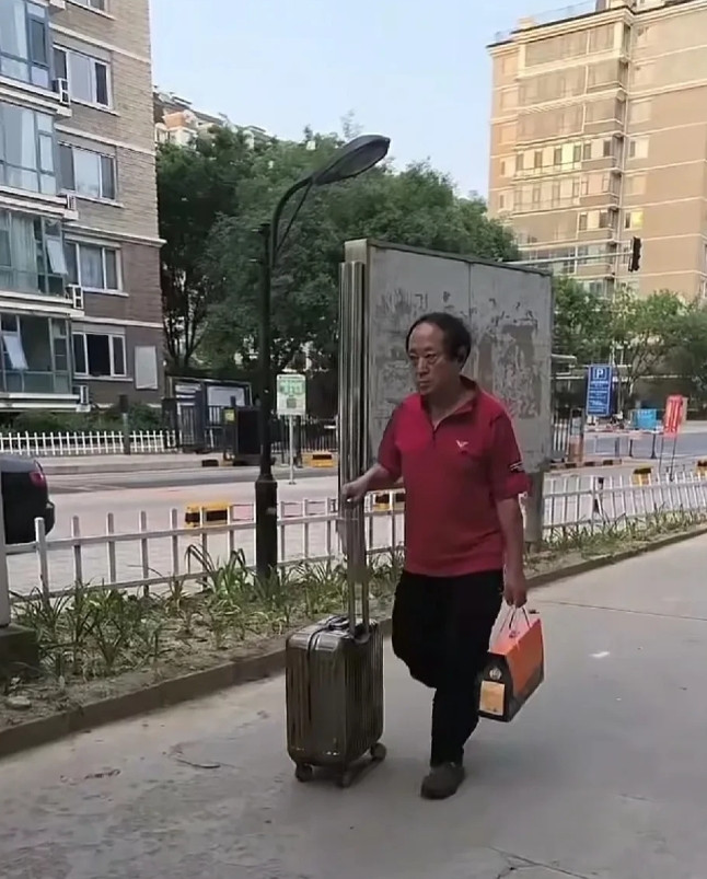 “离开冯巩后，牛群越混越惨”，76岁牛群近况曝光，打扮朴素鞋子破旧，人老了很多。