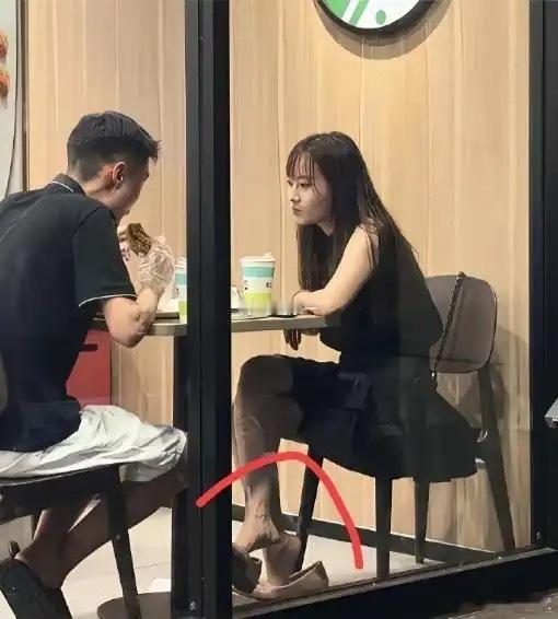 这个女孩虽然漂亮，但有点太随意了​​​