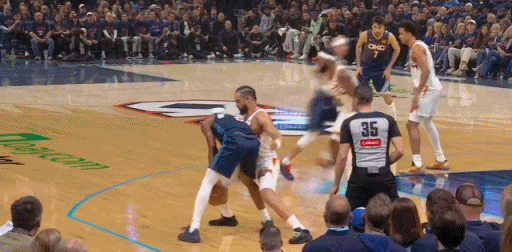 赤裸裸的鄙视……士可杀不可辱！亚历山大这表情和手部动作真是太不尊重狄龙了亚