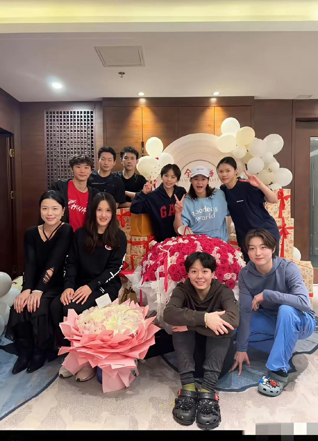 全红婵19岁生日现场温馨曝光，陈芋汐惊喜现身送祝福。两人亲密互动，姐妹情谊满满，