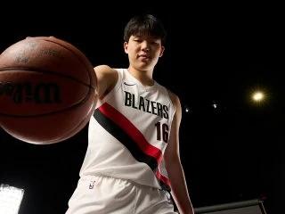 坦然面对“中国约基奇”标签！杨瀚森FIBA专访完整发声：约基奇是我的偶像，对标是前进动力北京时间8月