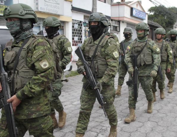 很多人以为韩国军队几十万人、坦克飞机一大堆，真打起来就该“总统一拍桌子，全军出动