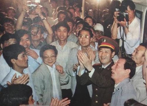 1989年6月9日，市委副书记吴邦国，市委常委、上海警备区政委杨志泛，市委常委、