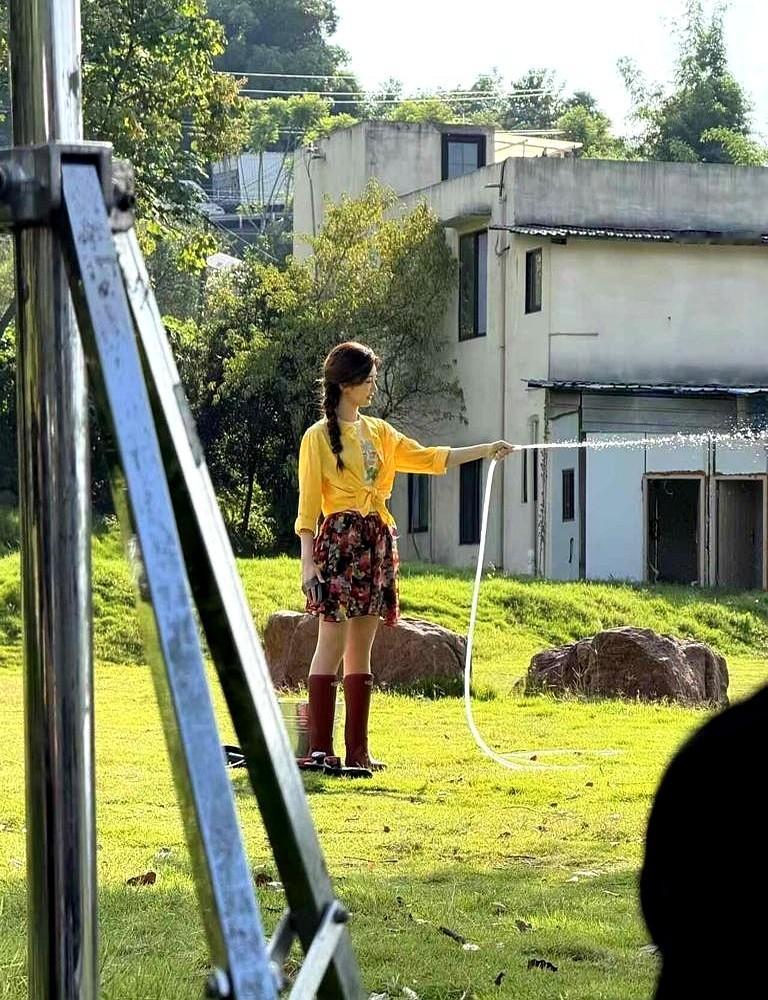 在成都龙泉山顶，离毛晓彤、韩庚不到二十米，我硬是忍住了没去要签名。剧组在拍《宽窄人生》，宋小宝、蓝盈