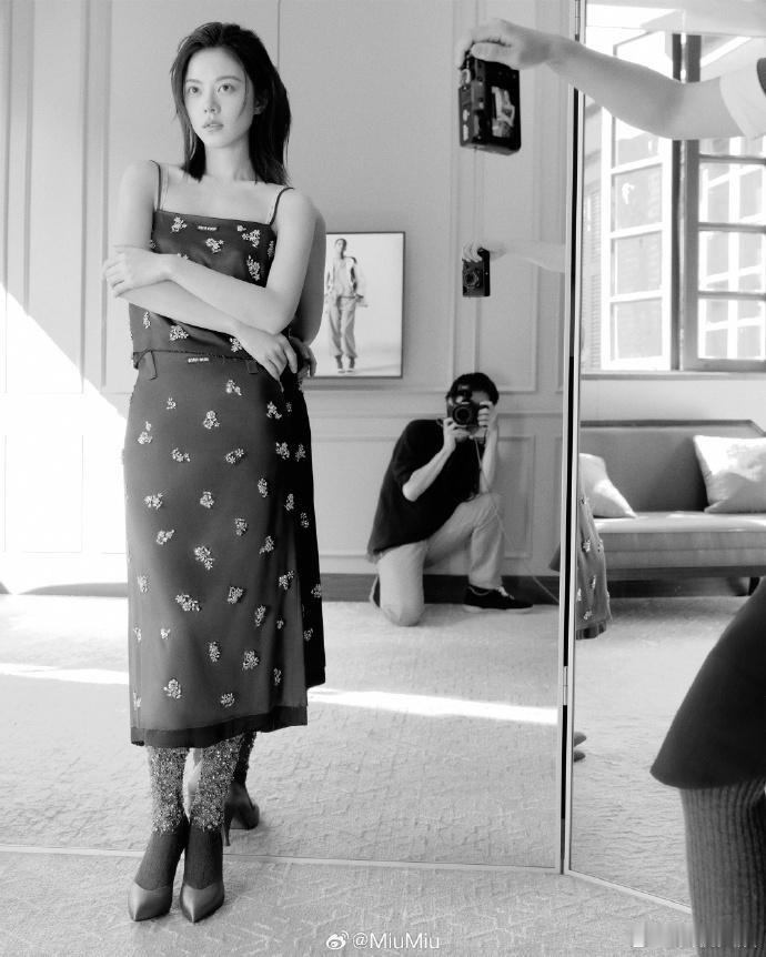 赵今麦身着MiuMiu珍藏定制系列亮相，该系列作为品牌高端线单品数量有限，年