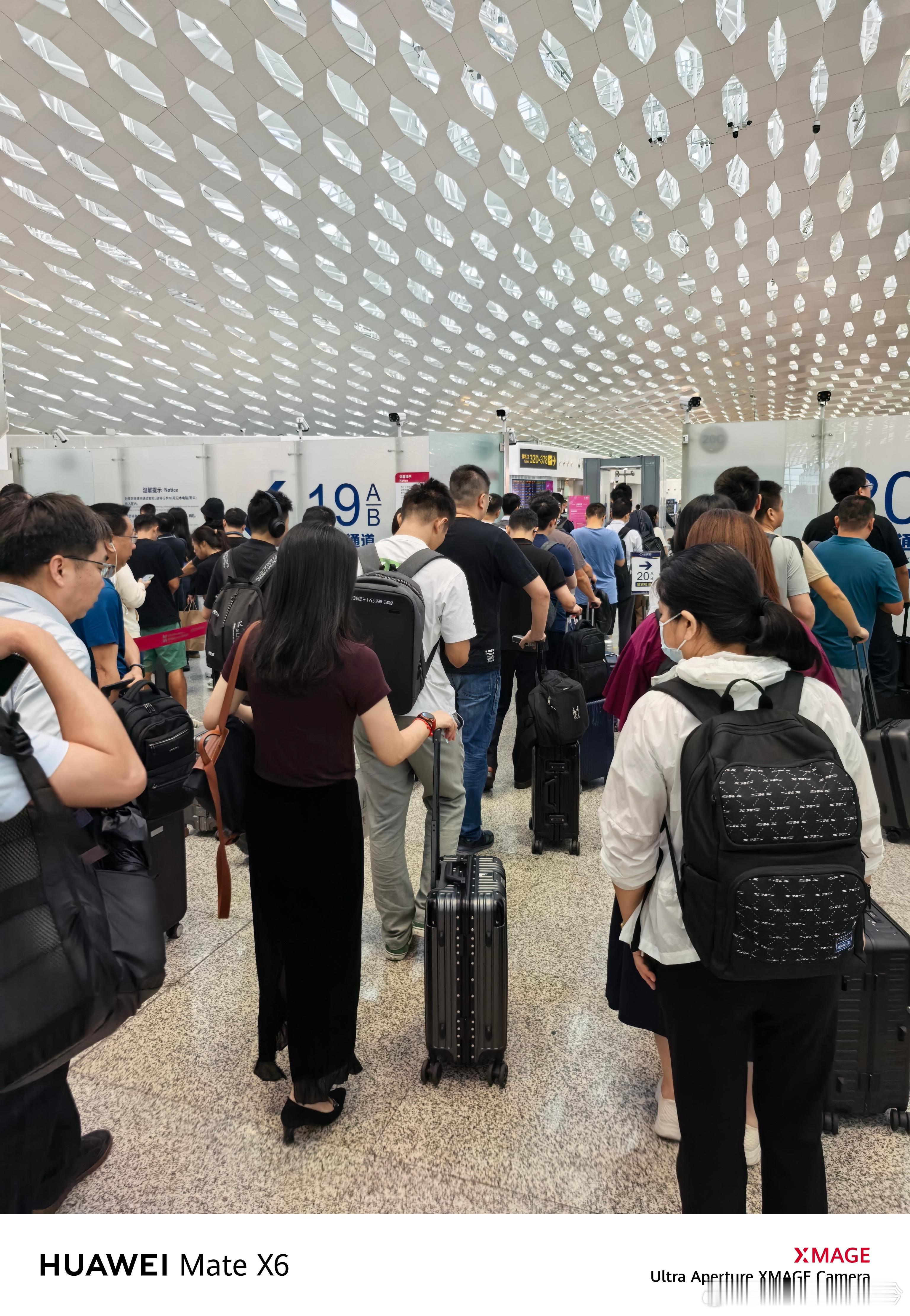深圳台风宝安机场安检区排队看不到尽头[笑着哭][笑着哭]都想趁着台风来之前走，能走