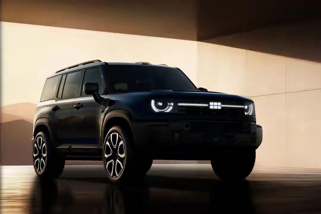 这台车型的灵感就是来自于方程豹，外观上面千篇一律的方盒子，没什么惊奇的，但是走进