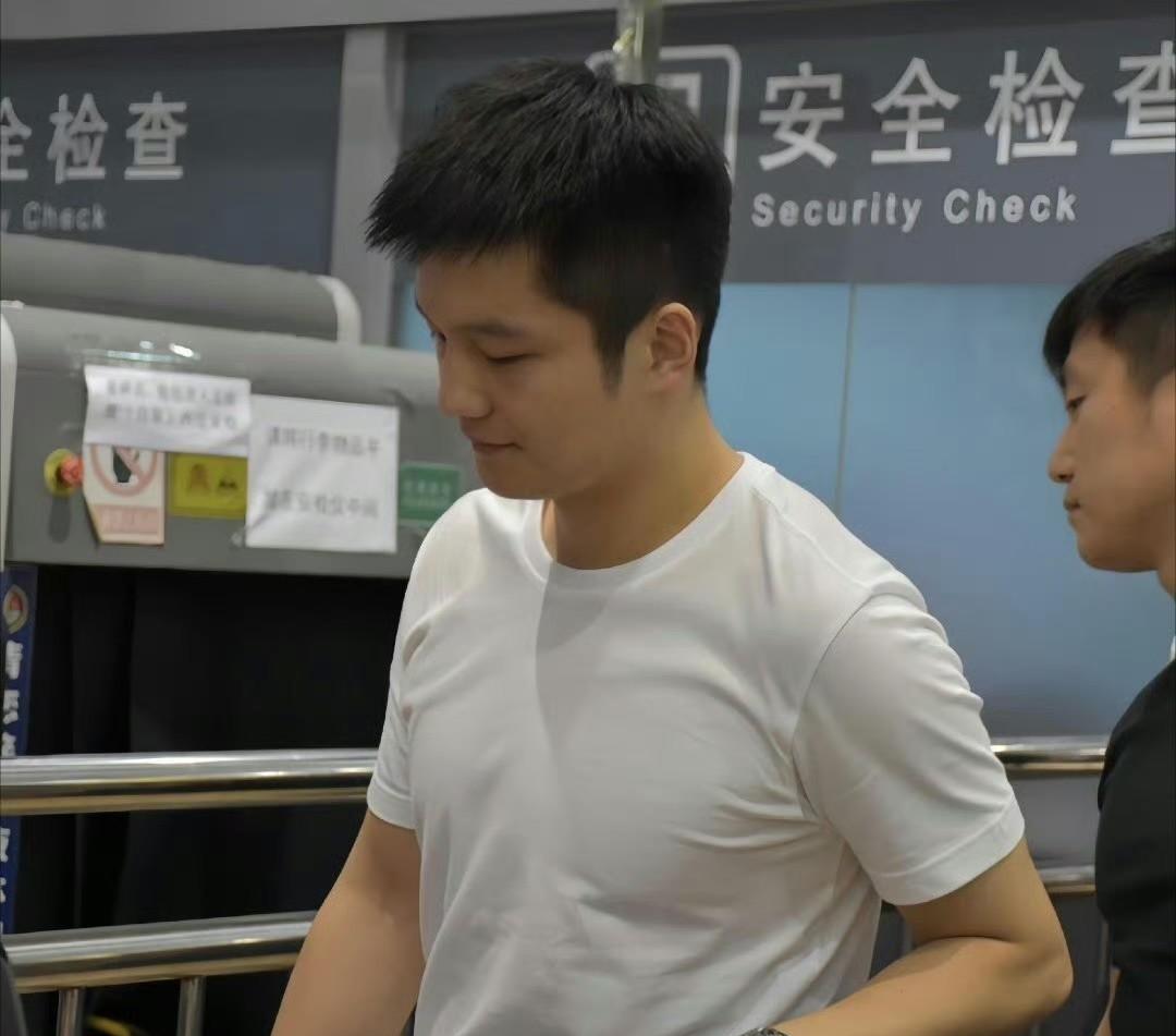 樊振东的私服审美真是在我意料之外。看多了运动员成名后只会堆logo的暴发户穿搭，