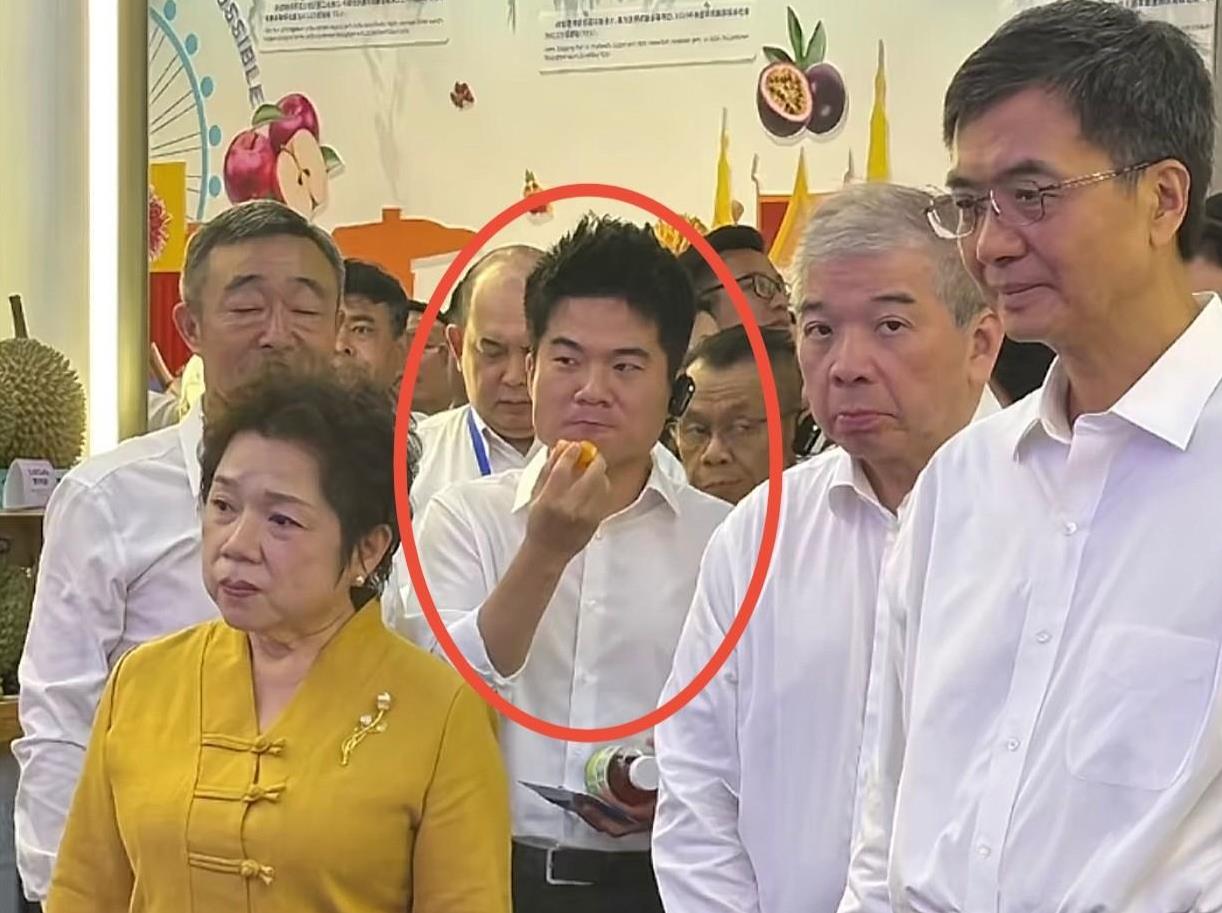 董宇辉这样子也太可爱了，连吃带喝的，在领导面前就像个孩子一样。他这趟广西行收获
