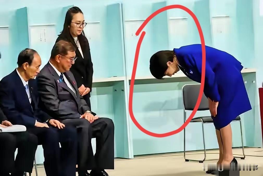 石破茂训话，日本尊卑有多强烈？你没有看错，高市早苗面对日本首相石破茂，太尊敬