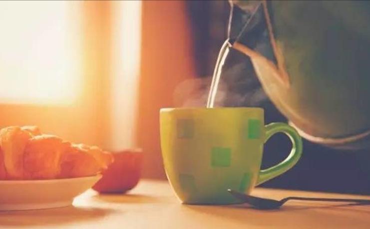 都说喝热水是咱中国人的老传统，但是其实全面普及才几十年！咱中国人爱喝热水，