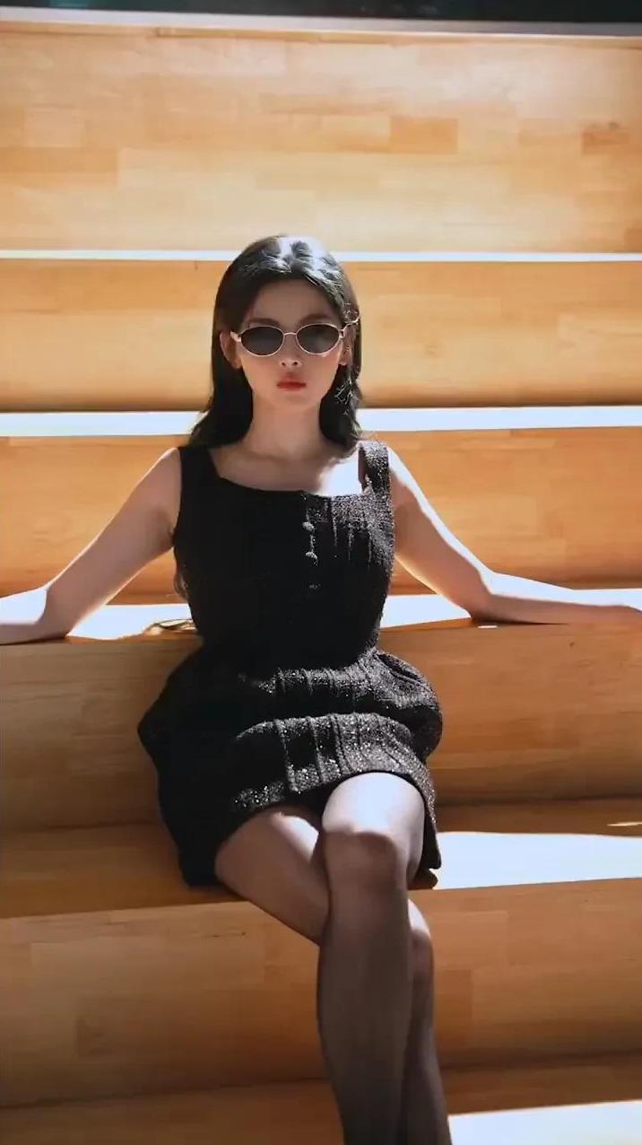 杨超越慵懒坐姿随性动，酷飒妩媚交织成画