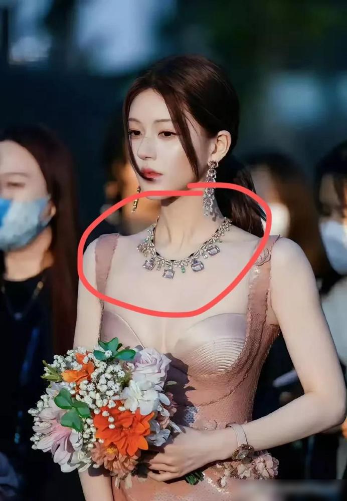 终于知道星光大赏赵露思为什么能压轴出场了。不是因为她的咖位最大，毕竟还有宋佳呢，