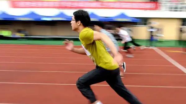 关上海多所高校出现灰色交易问题的报道，涉及代上课、代跑800米等违规行为，反映出