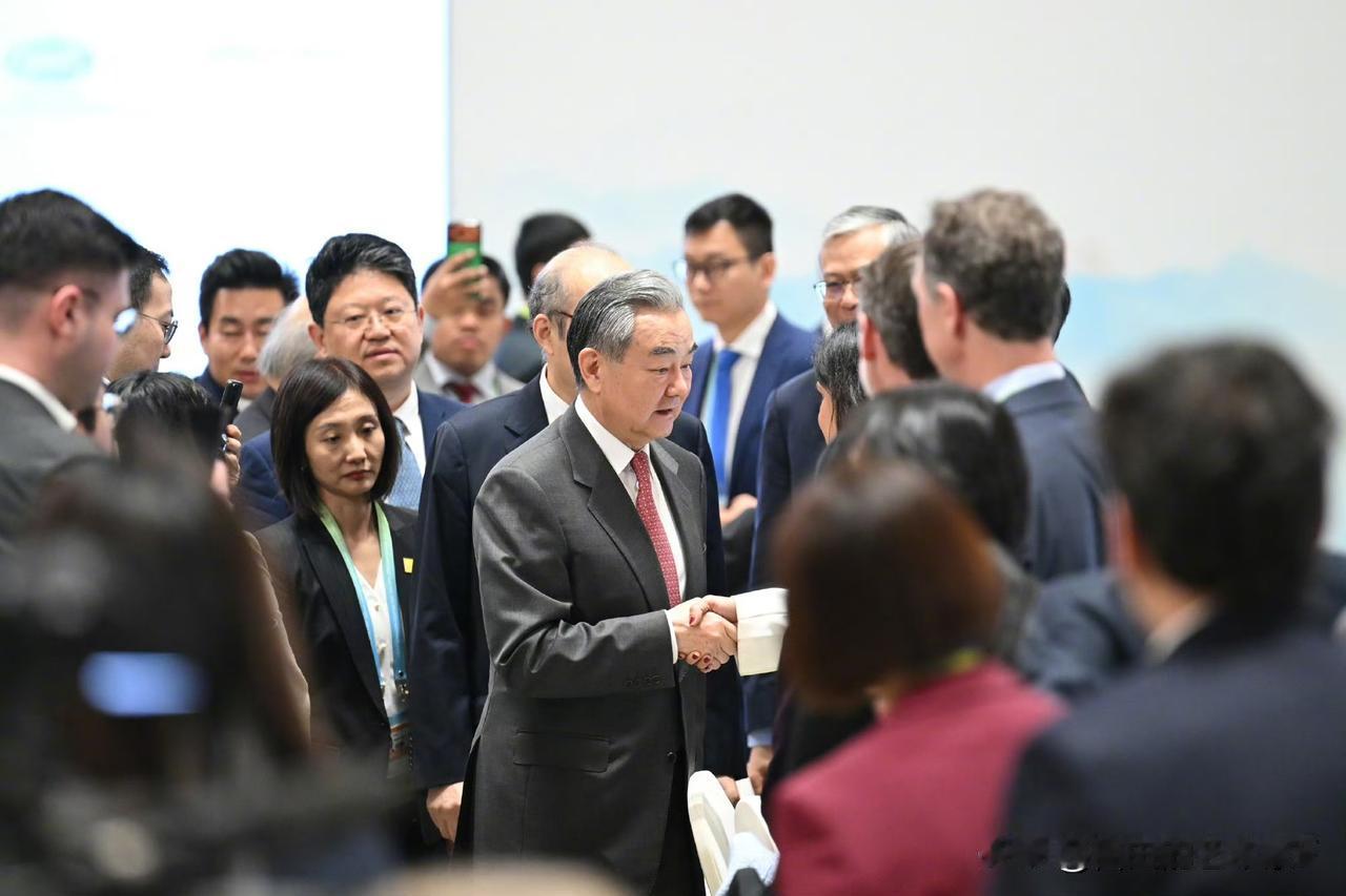 同王毅握手后，日媒：对华关系“破冰”，不到24小时，薛剑大使回应了2月10