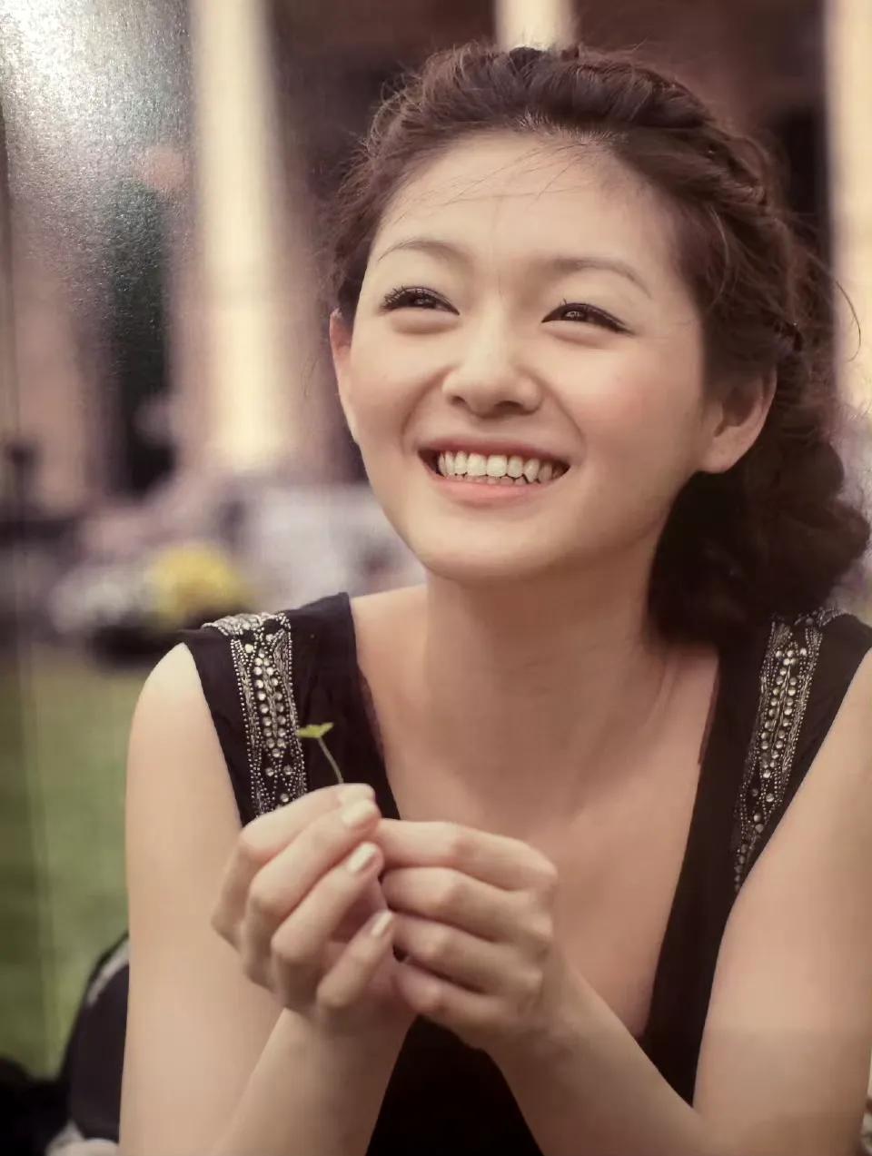 记者采访大s：“这么多年给你最大支柱的是什么？是妈妈还是妹妹小s？”大s却没有选