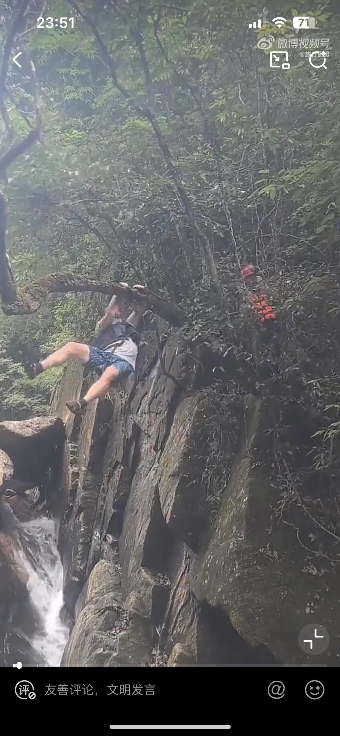 一中年老登在悬崖上吊单杠，引得周围的同伴阵阵欢呼，这种在悬崖边上作死的行为，真的