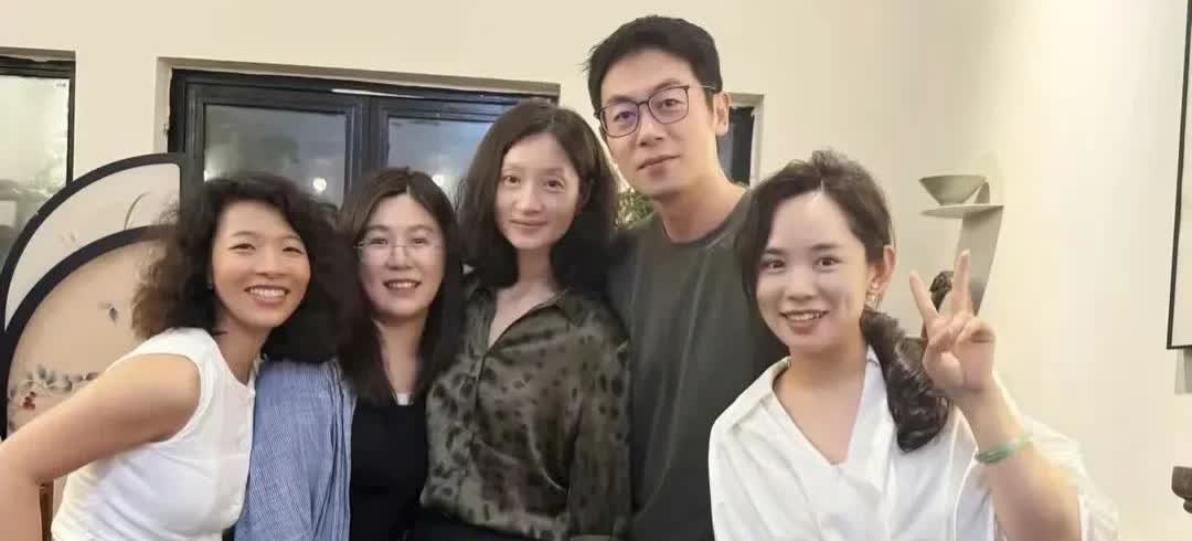 朱亚文一家三口温馨庆生！沈佳妮素颜仍美，夫妻恩爱粉碎离婚传闻。