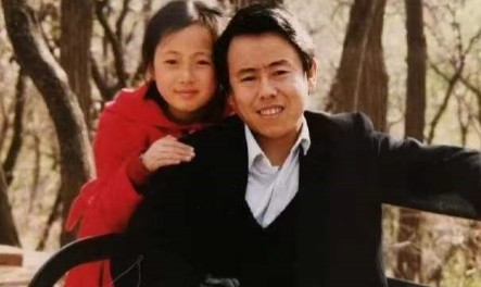 当年，潘长江一炮而红后，便开始嫌弃妻子。后来提离婚时，妻子直接反击说：“曾经医生