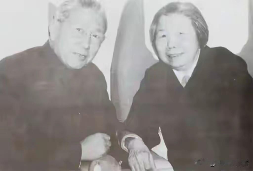 这张黑白合影里，左侧是开国少将、外交家王幼平，右侧为邓颖超同志，拍摄于1980年
