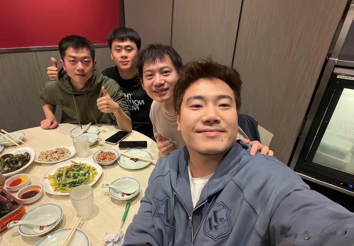 看出来了，梁靖崑喝了点酒，袁励岑脸红了！小袁虽然是辽宁队，但他在河北正定训