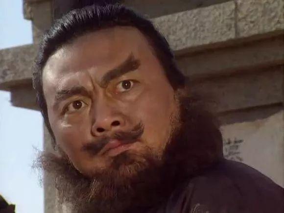 公元221年4月，刘备当上皇帝。两个月不到，张飞死了。然后刘备要带着整个蜀汉的家