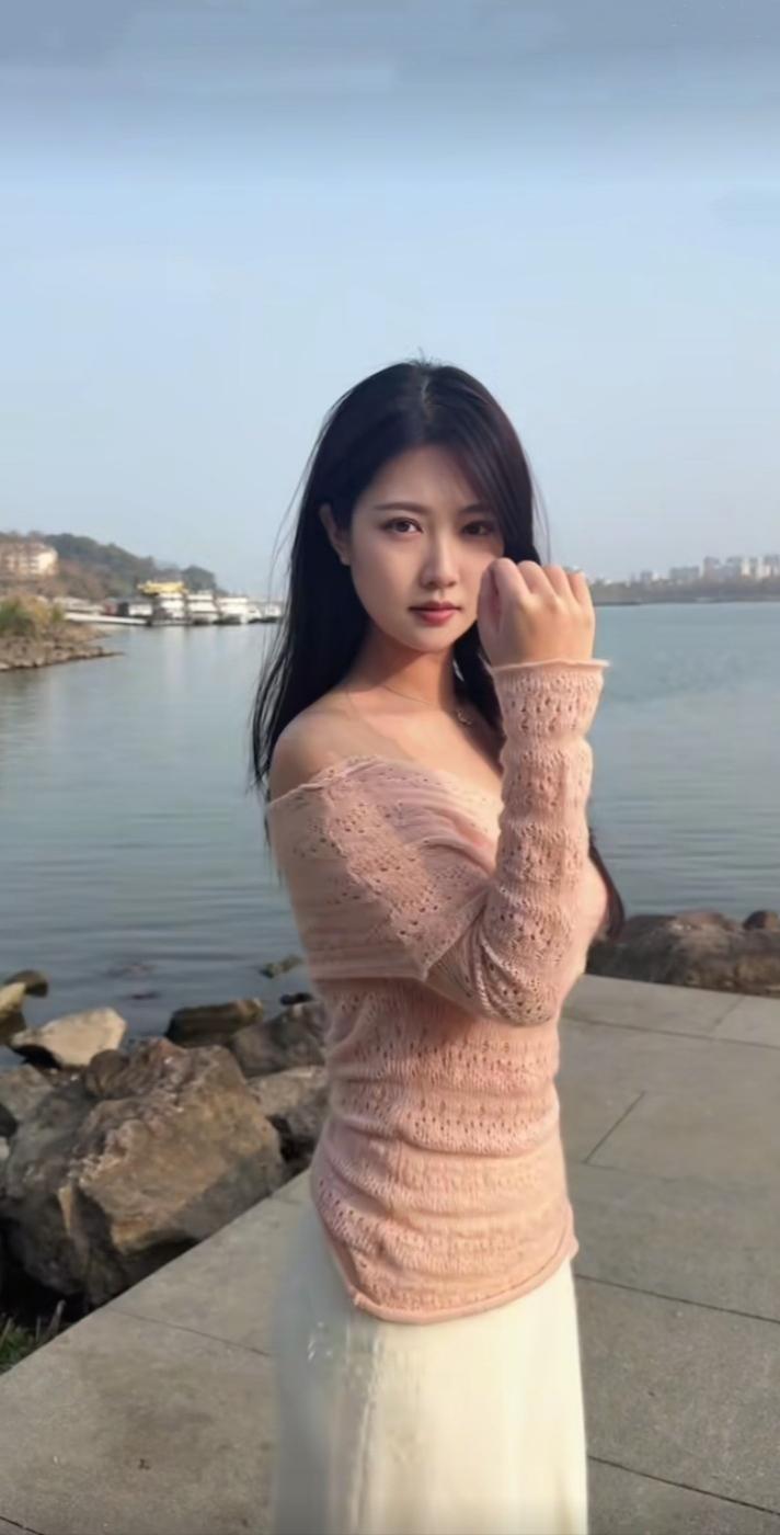 眼神杀的清纯气质女生，让你有触电般的感觉！