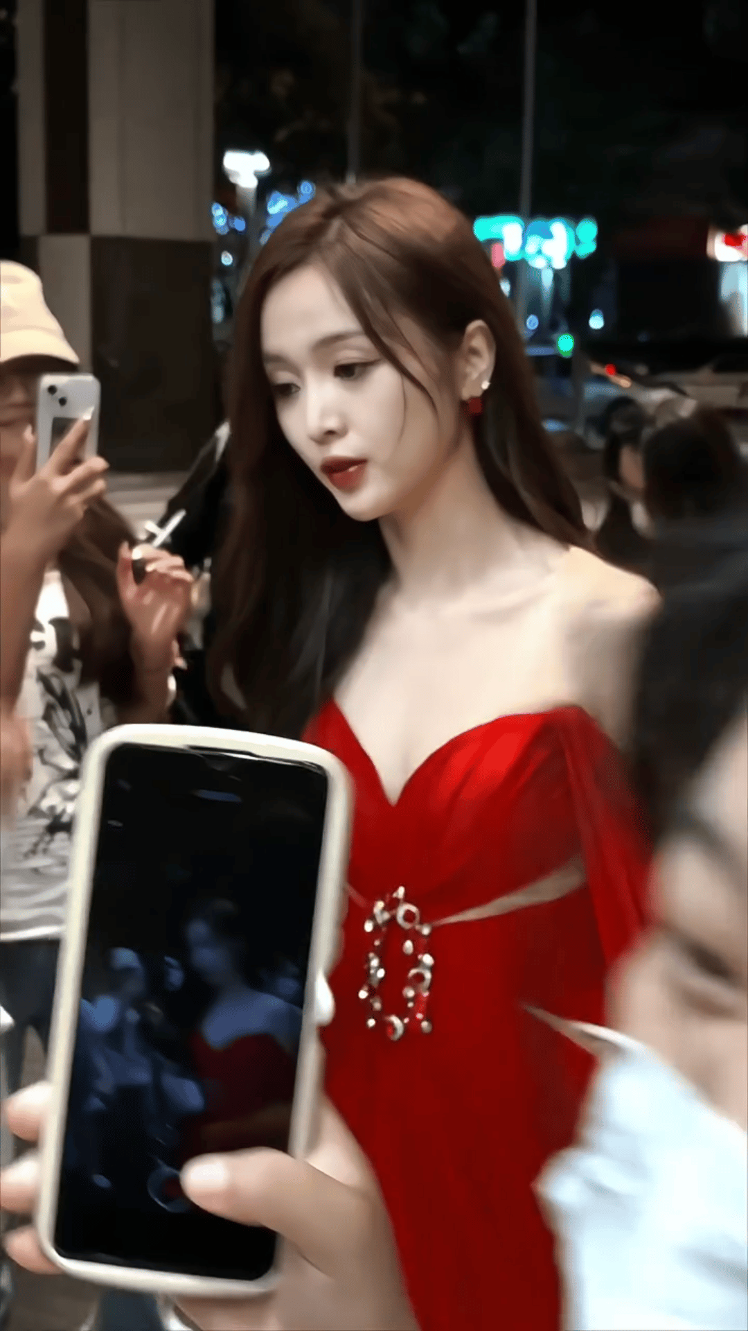 吴宣仪618彩排下班路透，好美的一朵红玫瑰吴