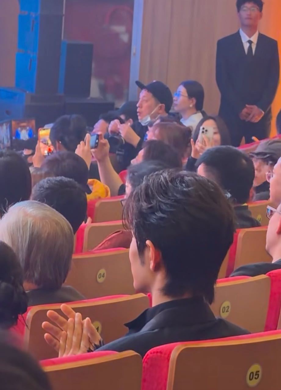 不走红毯，录播，第六排