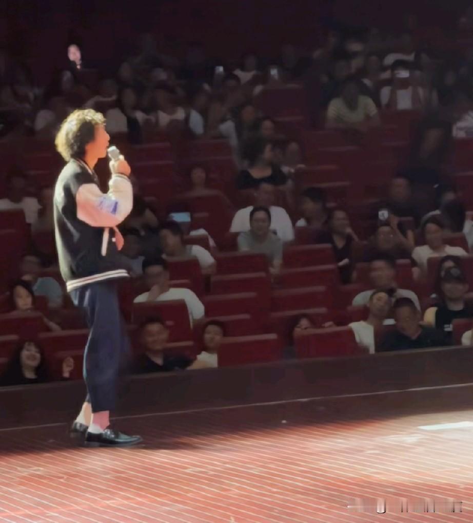 从这个角度看，庞麦郎的演唱会下面真的有观众观看，人还不少，这都是些什么人呢？他们