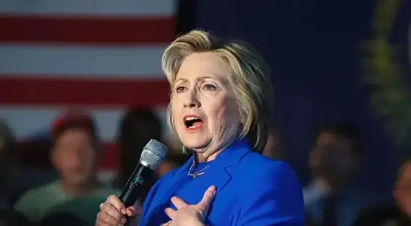 希拉里再次出手了？ 她在哥伦比亚大学的公开论坛上，毫不留情地批评特朗普“暗中