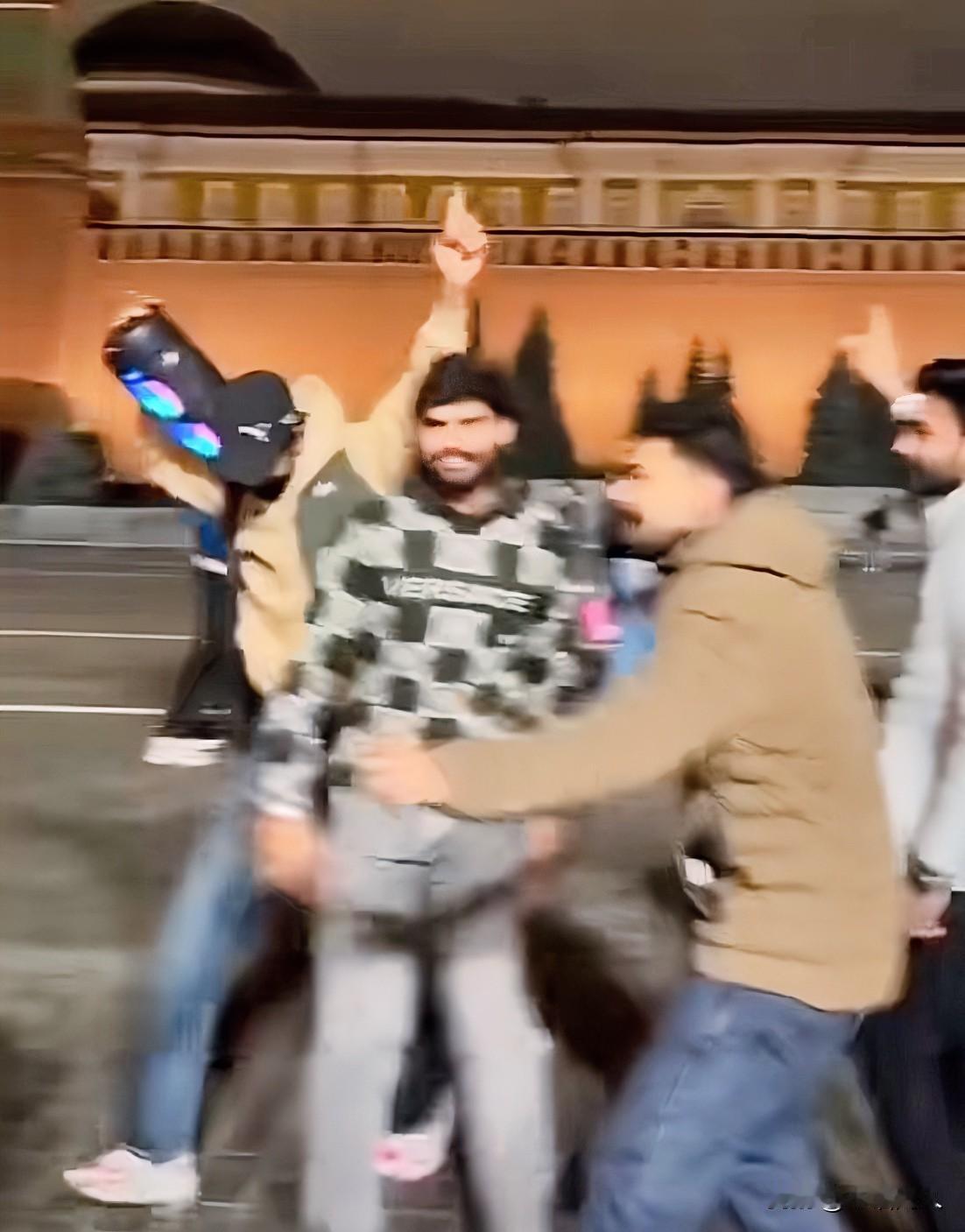 印度人移民俄罗斯，真会使俄罗斯的文明程度倒退几十年吗？这是一个视频的截图，画面