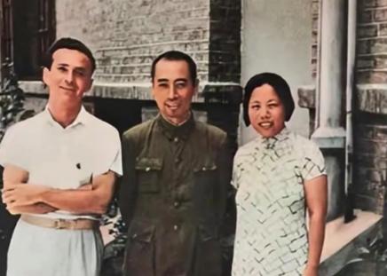 1937年，斯诺护送邓颖超去天津，邓颖超扮成女佣，走在斯诺后面。到日军岗哨时