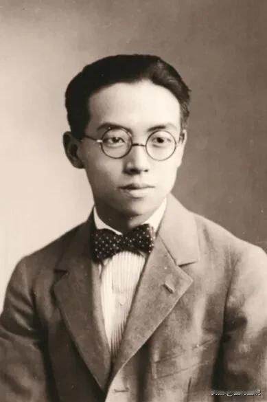 当年平津战役期间，北平城处于解放军包围之下，而一代建筑大师梁思成却为城内文物古迹