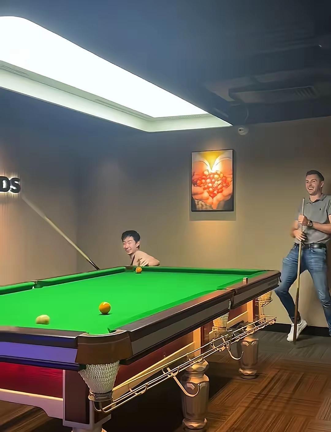 2024年塞尔比私下给吴宜泽指导的画面太温馨了，两人有说有笑的，塞大叔人品杠杠的