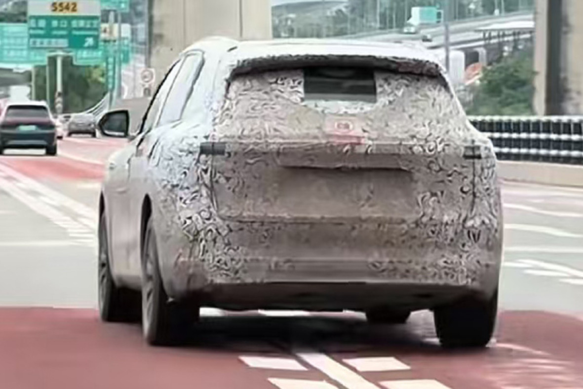 问界全新M7的尾灯谍照曝光整体造型看起来算是小号M8[墨镜][墨镜]不知道它的前脸车