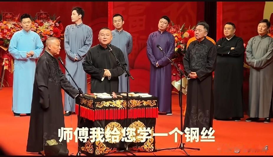 昨天是钢丝节第一场演出，现场出了状况：台下观众和工作人员起冲突，原因是工作人员激