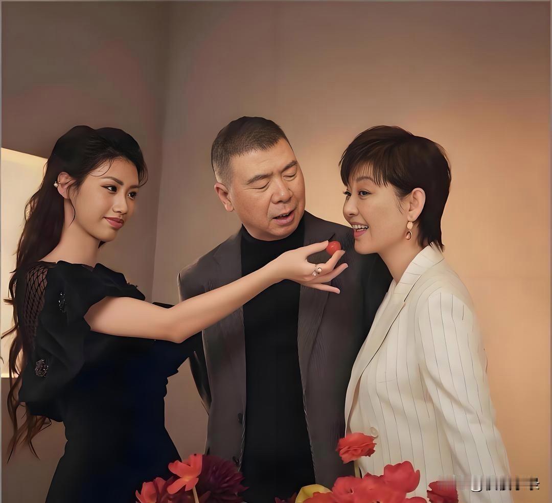 冯小刚一家三口，合拍了一组杂志大片！