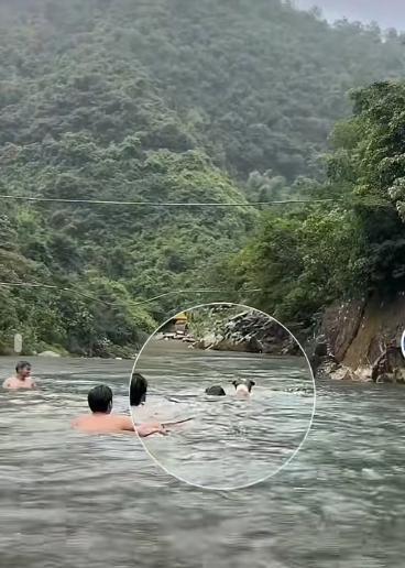 “有时你不信命真不行！”广东清远,，几个男子在河里游泳，其中一人突然体力不支，开