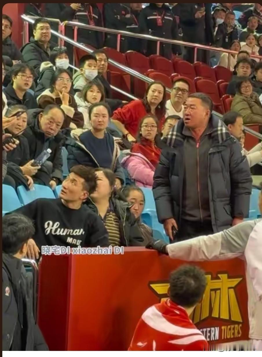 还有为什么浙江广厦会输给吉林队，有人说是人情世故，大家看看孙铭徽坐的位置是哪里，