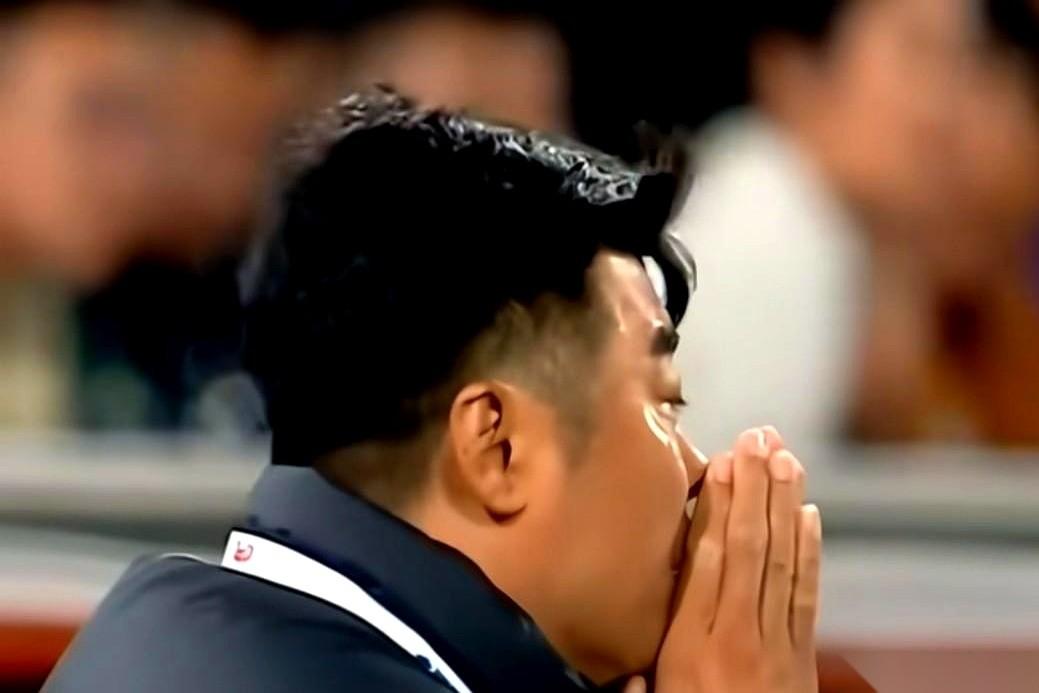 山东泰山这场球，还没开踢，一个名字就让全场空气都绷紧了——主裁判，马宁。对面站