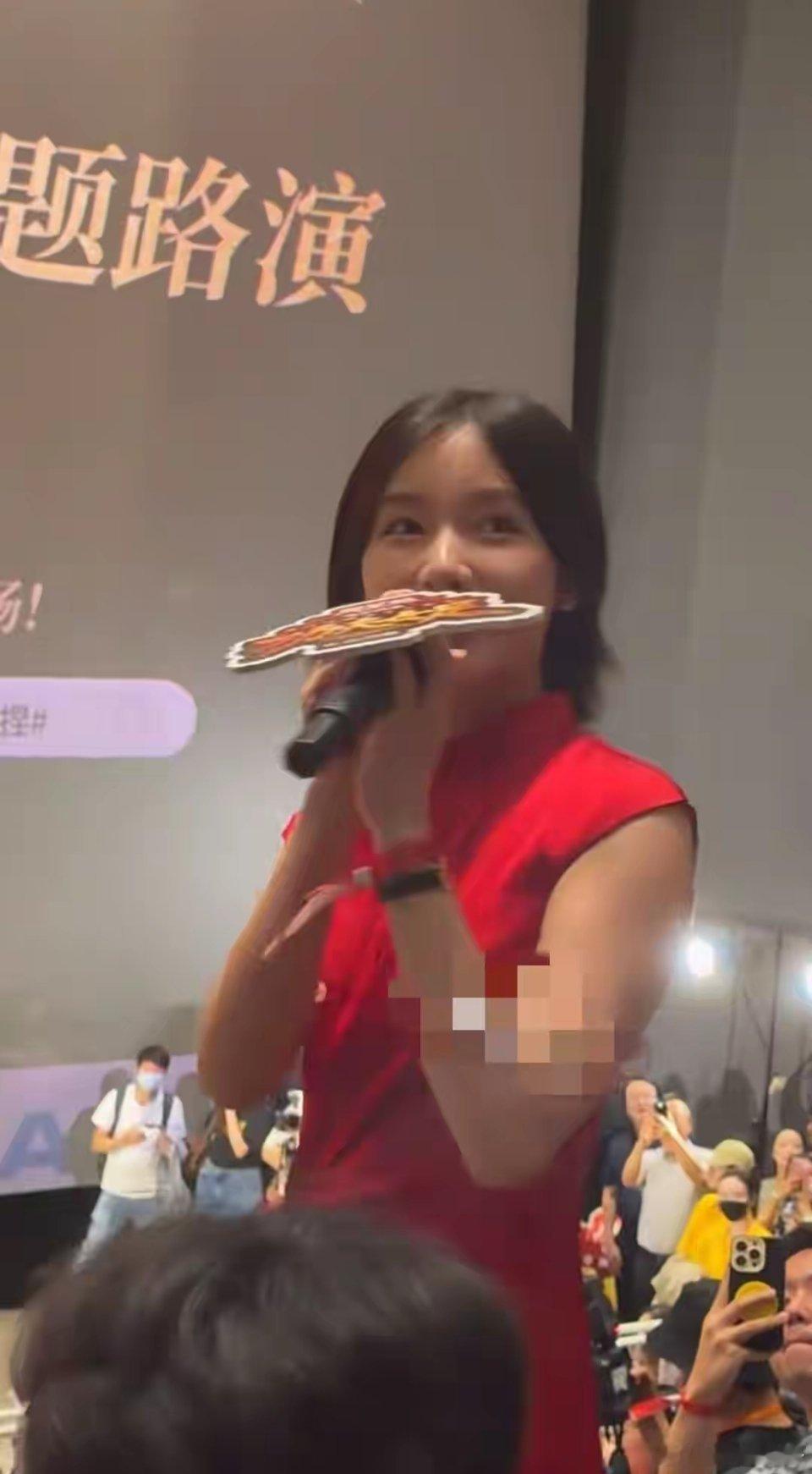 爷青回！徐娇一袭旗袍现身星爷路演，长江七号的小男孩成窈窕淑女