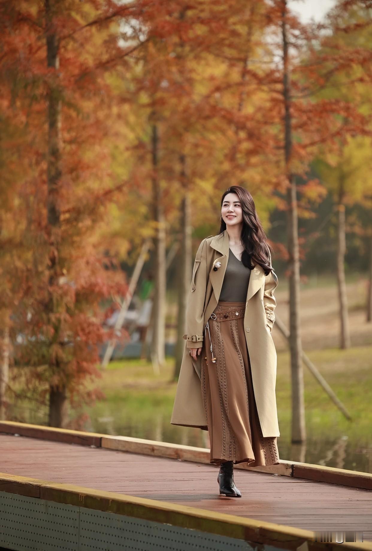 也有人钟情火辣性感型，身材凹凸有致，穿着时尚大胆，走在街上就是一道亮丽的风景线，