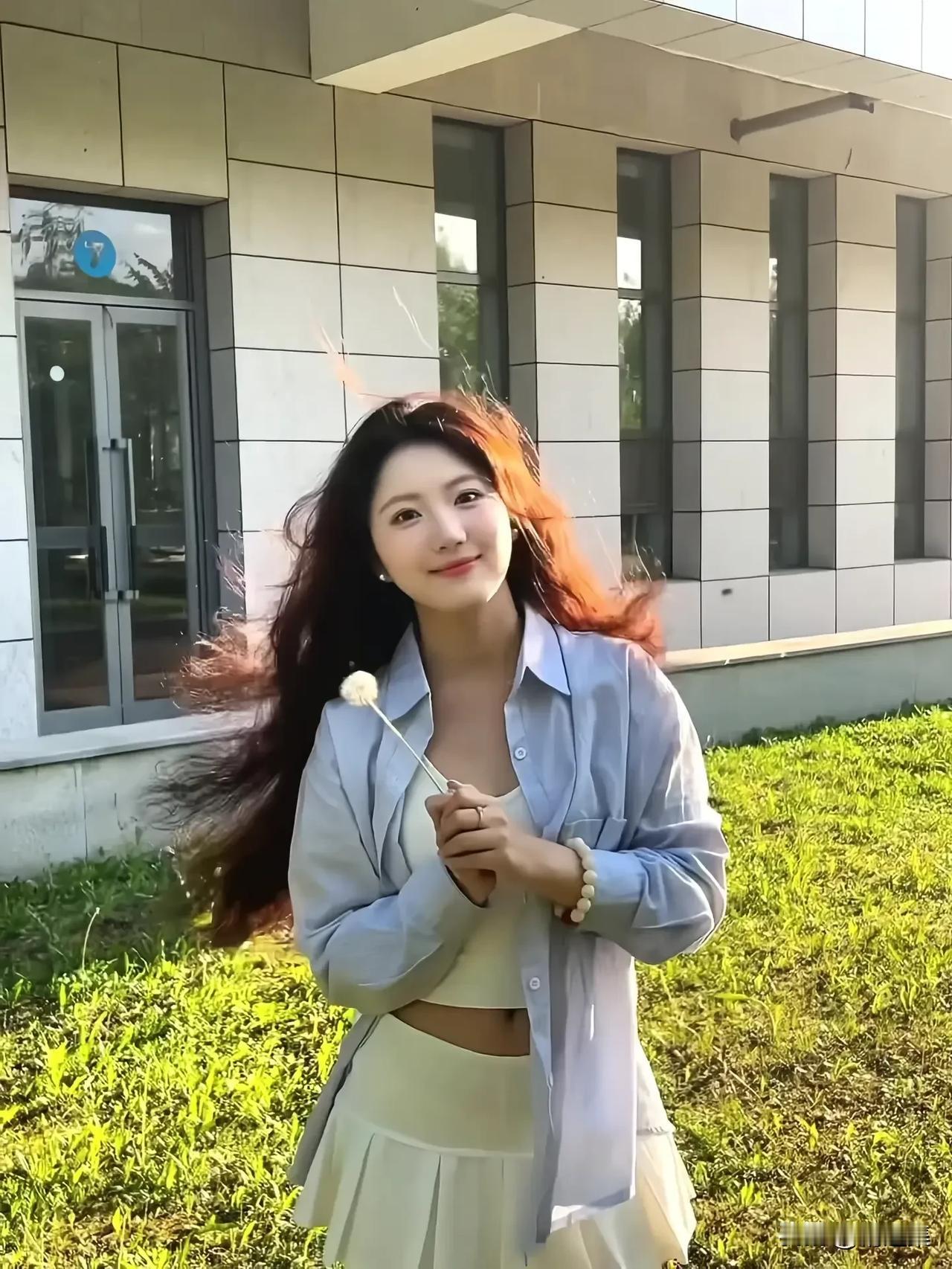 阳光下的少女，轻盈飘逸，花与风共舞