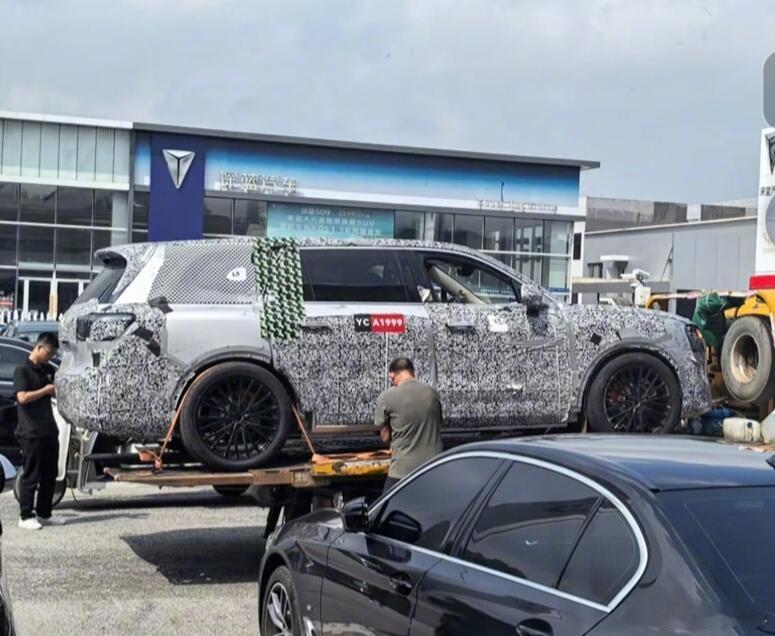 这个真是意外，没想到问界M9还会有更高级的版本，据说会叫“问界M9非凡大师”，至