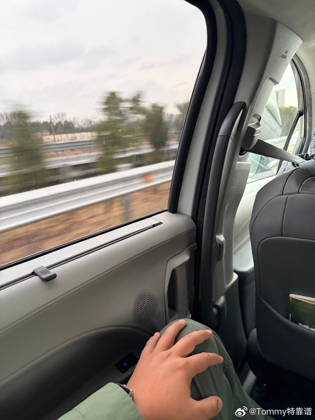 塞纳后排虽然不如埃尔法尊但胜在车宽去第三排很方便很适合家用