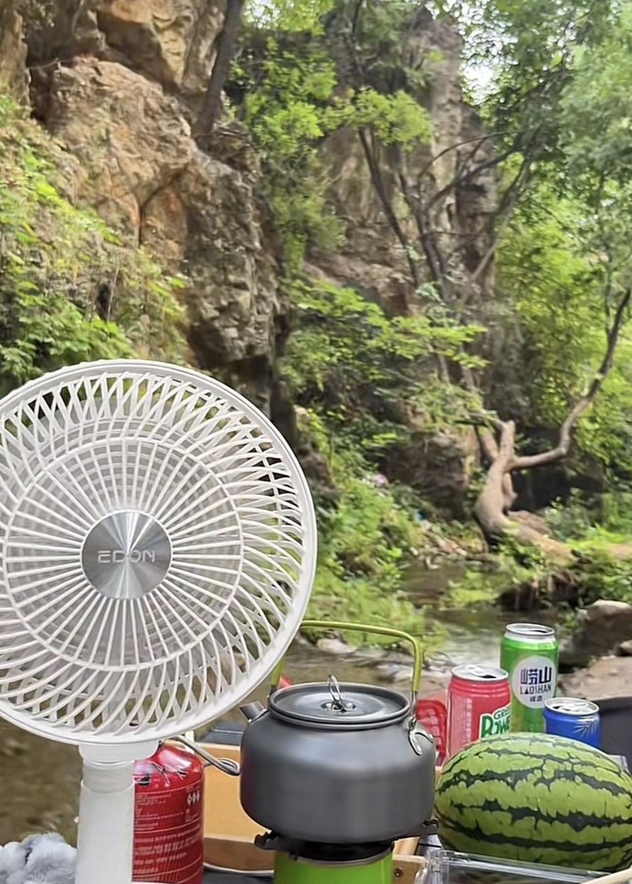 找到超绝的夏日玩水露营地啦！在溪边支起小桌，摆上西瓜🍉汽水小风扇吹着！！
