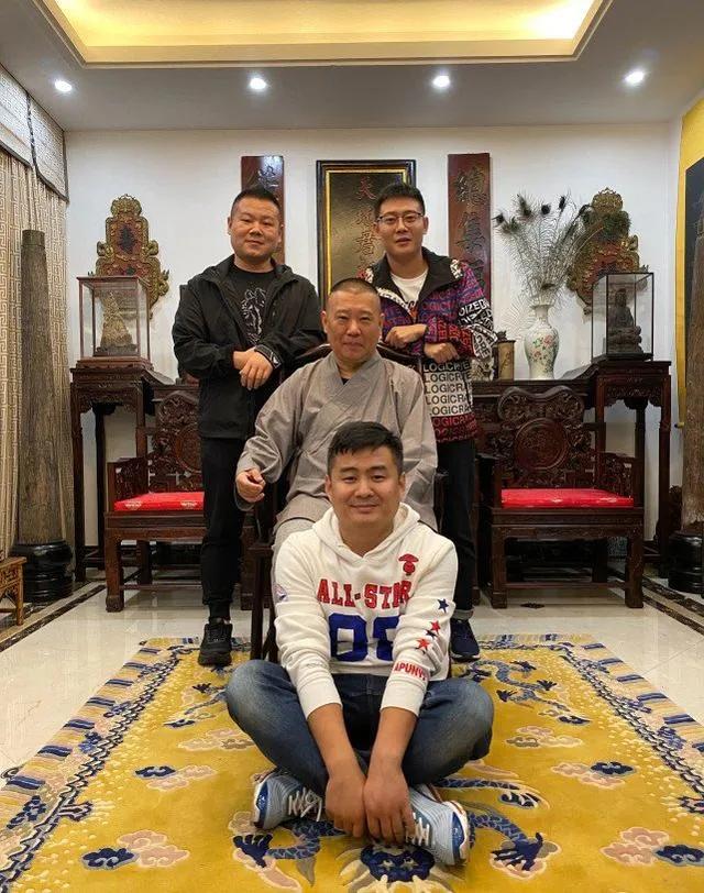 德云社的一张经典合影：坐在太师椅上的郭德纲慈眉善目，气色盈和，儒雅如松；其身