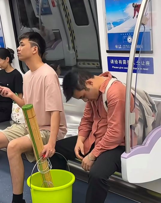 地铁上尴尬的一幕，戴假发确实年轻多了