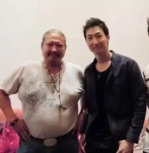 近日，洪金宝三儿子洪天照近照曝光，45岁的他外表俊朗，身材高大健硕，小麦色皮肤尽